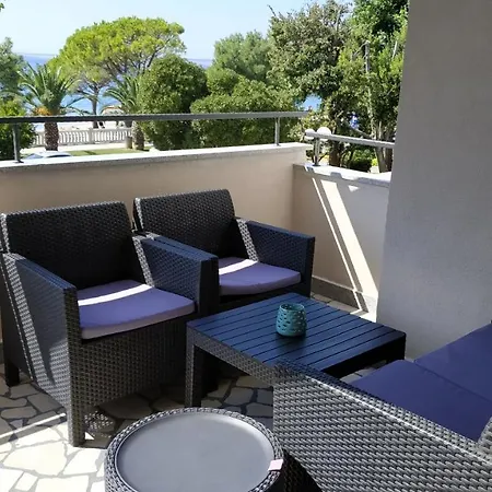 Katnic By The Apartment *