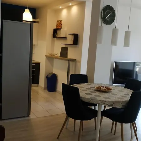 Katnic By The Apartment *